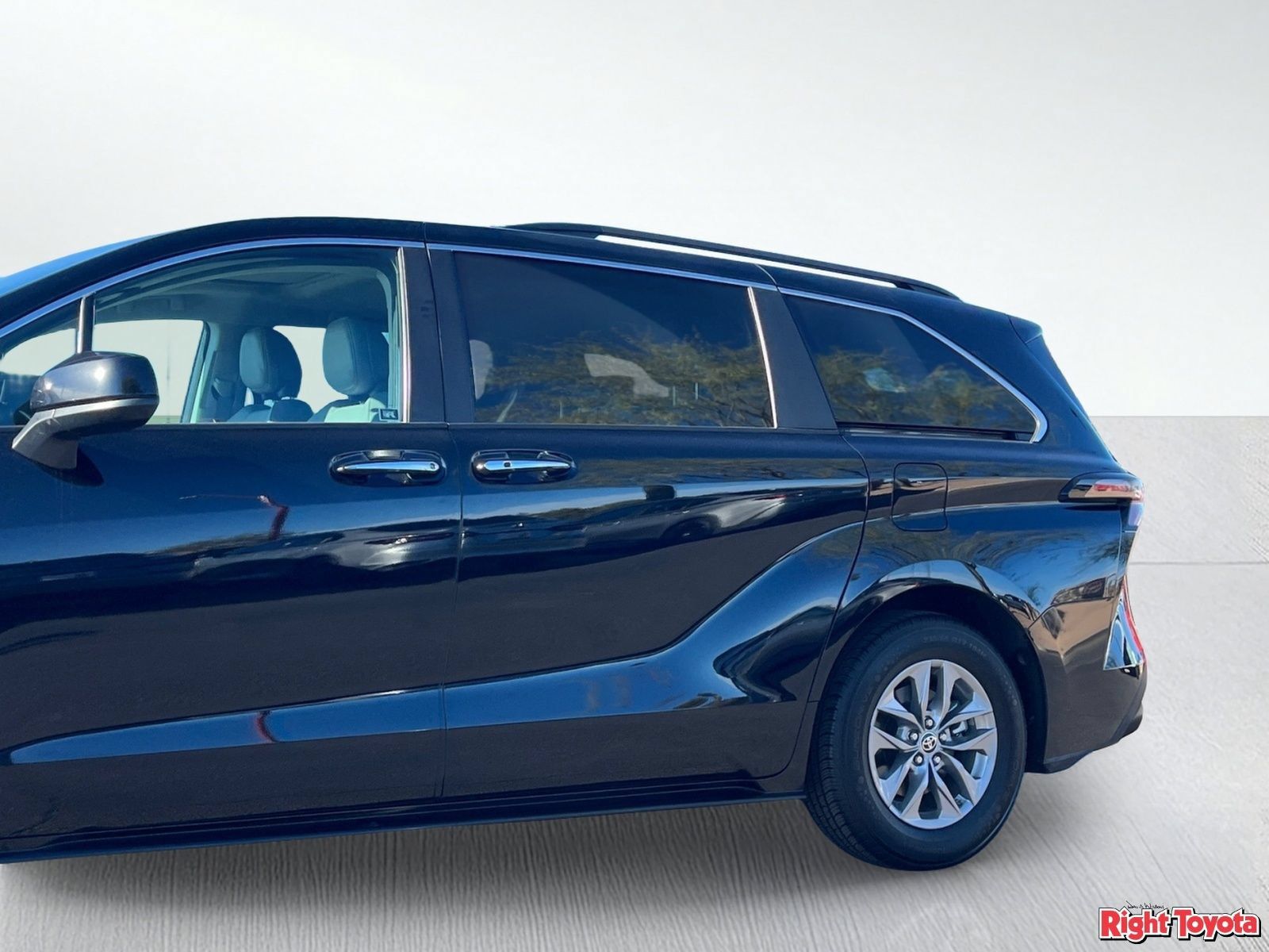 Certified 2024 Toyota Sienna XLE FWD image 10