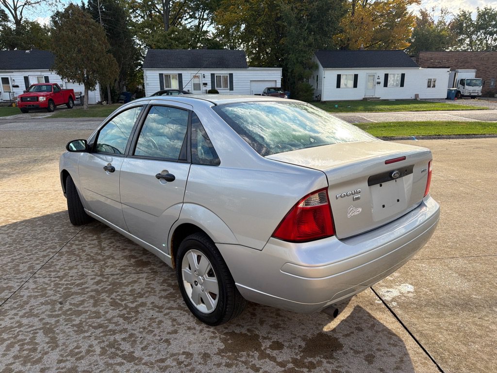 Used 2006 Ford Focus ZX4 Sedan FWD image 8