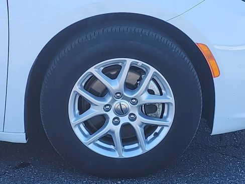 Used 2024 Chrysler Pacifica Touring-L FWD image 33