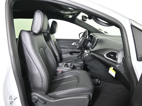 Used 2025 Chrysler Pacifica Select image 13