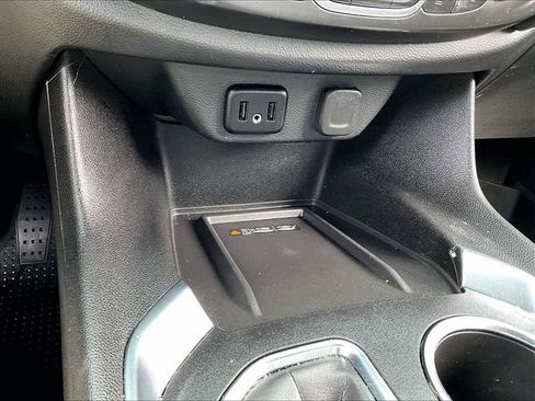 Used 2023 Chevrolet Traverse LT image 28