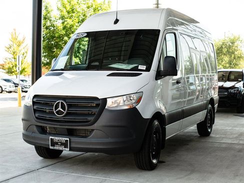 Used 2025 Mercedes-Benz Sprinter 2500 image 3