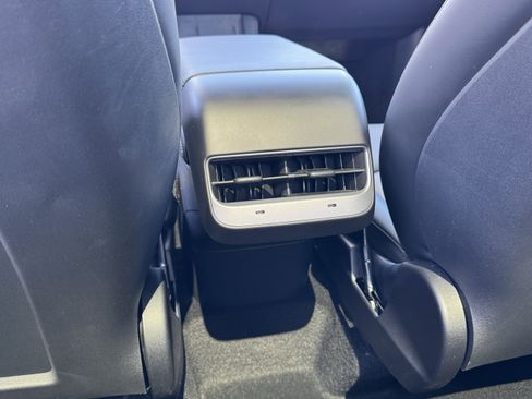 Used 2024 Tesla Model Y Long Range image 31