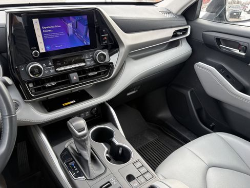 Certified 2023 Toyota Highlander XLE image 9
