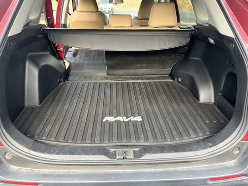 Used 2021 Toyota RAV4 XLE Premium image 38