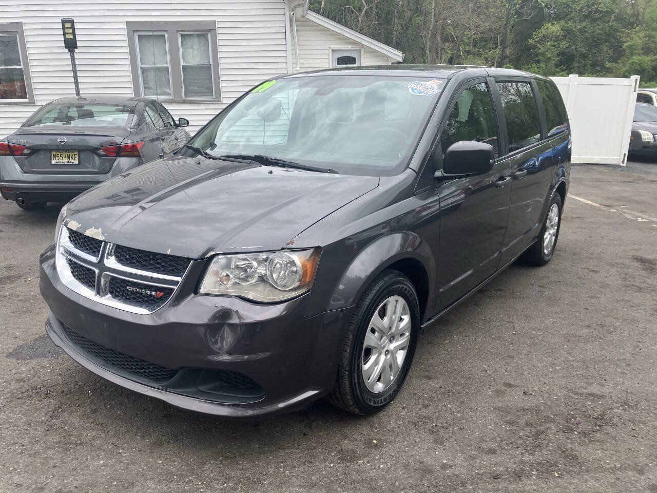 Used 2019 Dodge Grand Caravan SE w/ UConnect Hands-Free Group FWD image 3