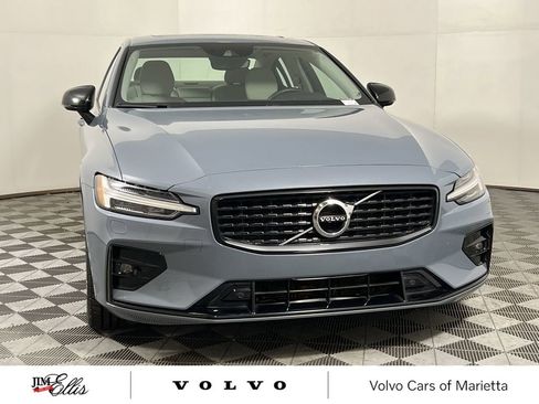 Used 2022 Volvo S60 B5 Momentum w/ Premium Package image 4