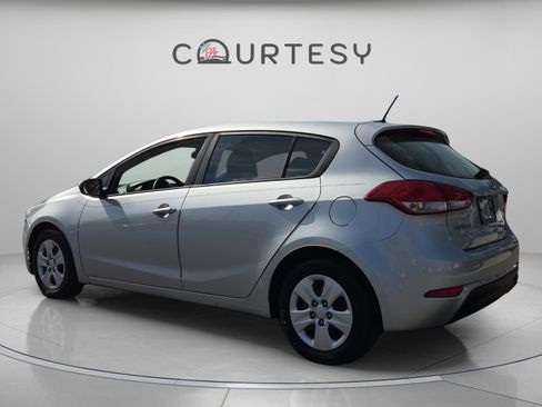 Used 2017 Kia Forte LX image 3