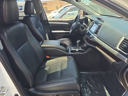 Used 2019 Toyota Highlander XLE AWD/4WD image 3