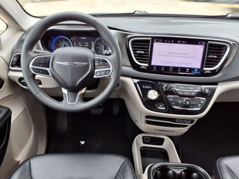Used 2024 Chrysler Pacifica Touring-L FWD image 12