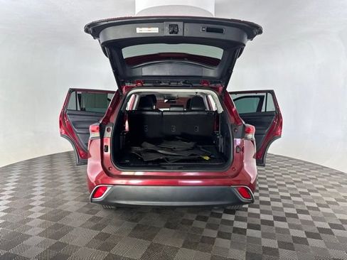 Used 2022 Toyota Highlander XLE AWD/4WD image 18