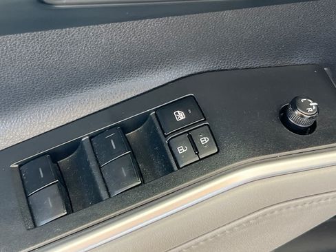Used 2022 Toyota Highlander L AWD/4WD image 13