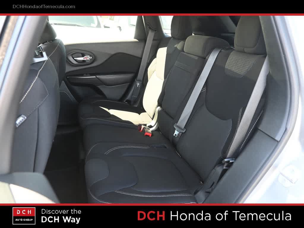 Used 2017 Jeep Cherokee Latitude w/ Safety/Convenience Group FWD image 19