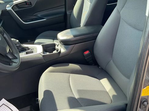 Used 2019 Toyota RAV4 LE image 19