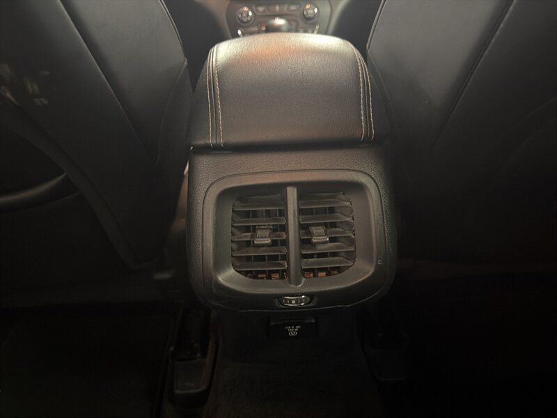 Used 2018 Jeep Cherokee Latitude Plus w/ Comfort/Convenience Group FWD image 38