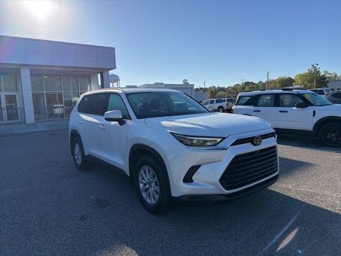 Used 2024 Toyota Grand Highlander XLE image 3