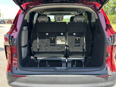 Used 2025 Toyota Sienna XLE FWD image 18