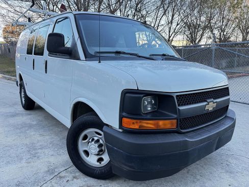 Used 2017 Chevrolet Express 2500 image 3