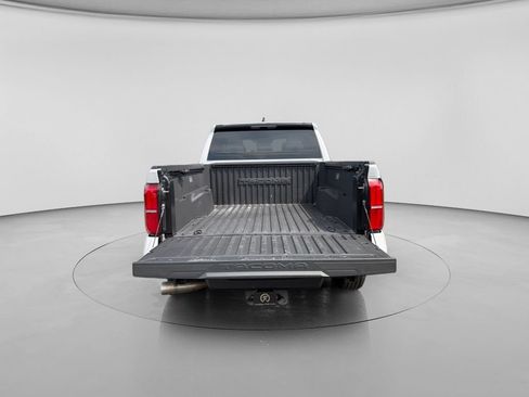 Used 2025 Toyota Tacoma SR5 AWD/4WD image 18