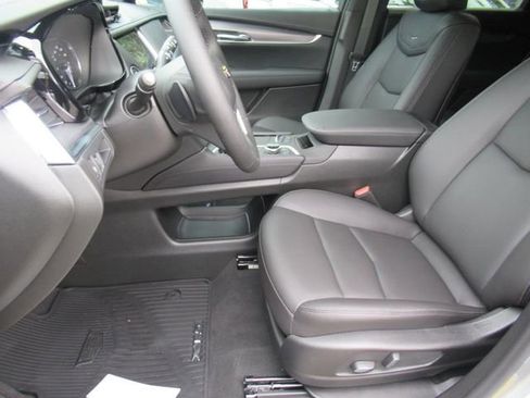 New 2025 Cadillac XT5 Luxury image 15