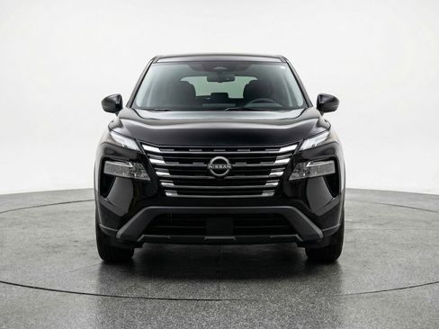 Used 2025 Nissan Rogue SV image 2