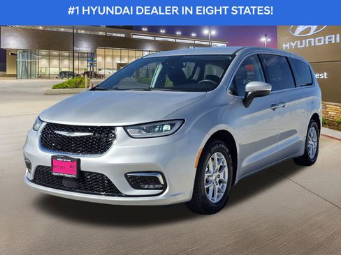 Used 2023 Chrysler Pacifica Touring-L image 2