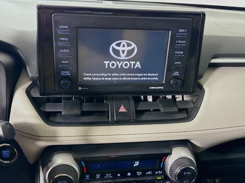 Used 2020 Toyota RAV4 XLE w/ Carpet Mat Package AWD/4WD image 18