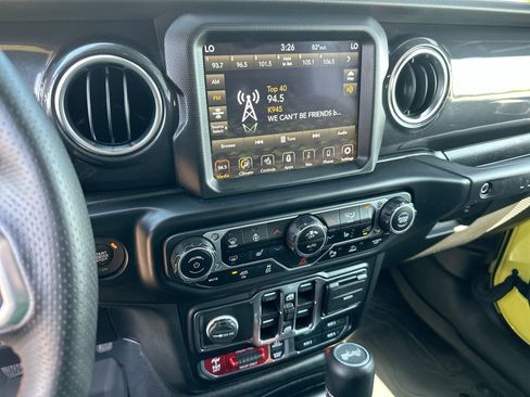 Used 2022 Jeep Wrangler Unlimited Rubicon w/ Trailer Tow Package image 16