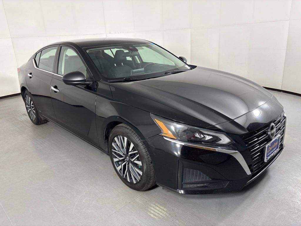 Used 2024 Nissan Altima 2.5 SV FWD image 2