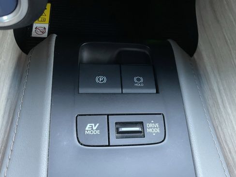 Used 2021 Toyota Venza XLE image 13