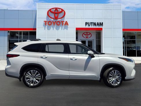 Used 2023 Toyota Highlander Platinum AWD/4WD image 3