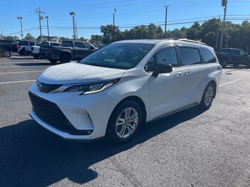 Used 2023 Toyota Sienna XSE AWD/4WD image 4