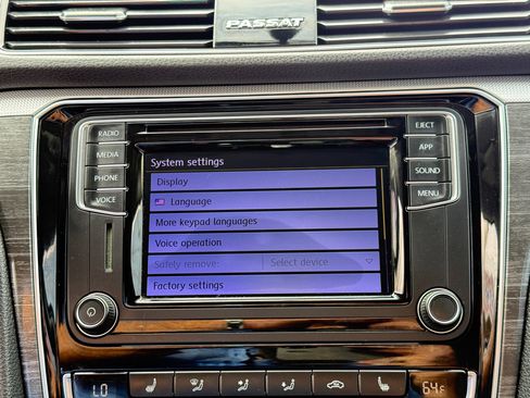 Used 2018 Volkswagen Passat 2.0T SE image 57