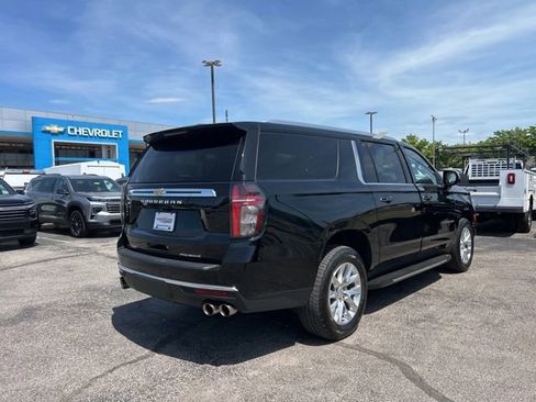 Used 2024 Chevrolet Suburban Premier AWD/4WD image 3