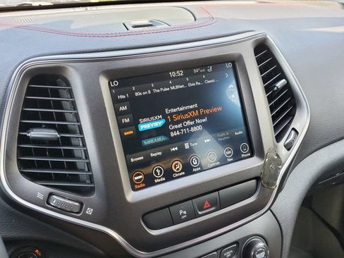 Used 2019 Jeep Cherokee Trailhawk AWD/4WD image 29