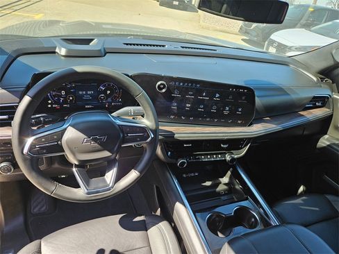 Used 2025 Chevrolet Suburban Z71 image 16