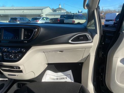 Used 2020 Chrysler Voyager LX image 29