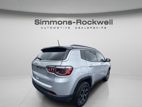 Used 2025 Jeep Compass Limited AWD/4WD image 4