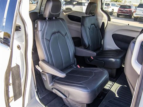 Used 2022 Chrysler Pacifica Touring-L image 18