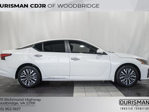 Used 2023 Nissan Altima 2.5 SV AWD/4WD image 3