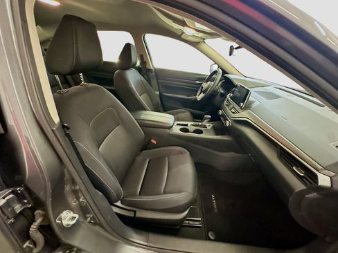 Used 2025 Nissan Altima 2.5 SV FWD image 31