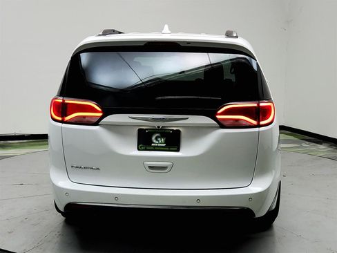 Used 2020 Chrysler Pacifica Touring-L Plus FWD image 6