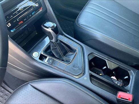 Used 2022 Volkswagen Tiguan SE image 16
