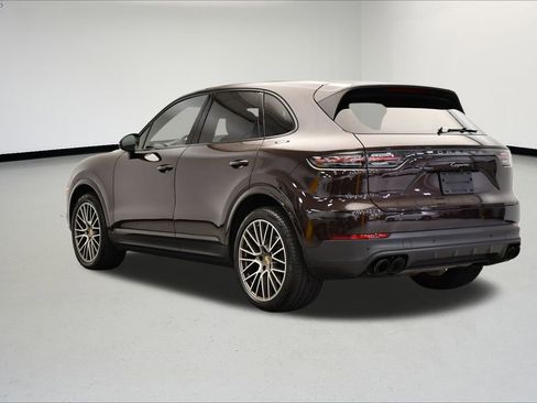 Used 2023 Porsche Cayenne Platinum Edition image 3