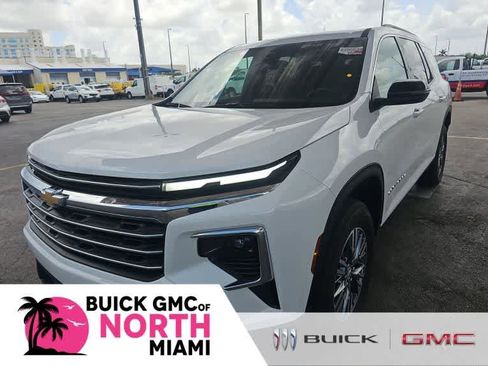 Used 2025 Chevrolet Traverse LT FWD image 1