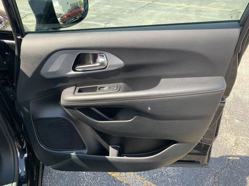 Used 2025 Chrysler Pacifica Limited FWD image 20