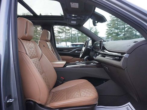 Used 2022 Cadillac Escalade Premium Luxury image 37