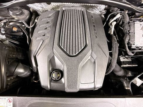Certified 2023 Porsche Macan AWD/4WD image 27