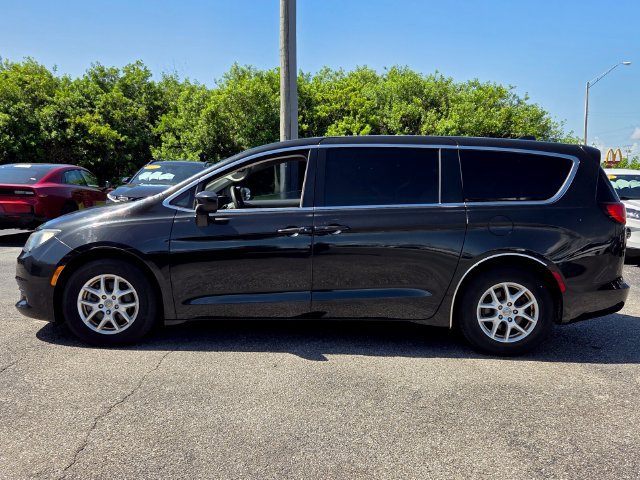 Used 2017 Chrysler Pacifica Touring FWD image 4