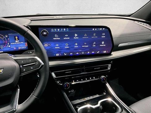 Used 2026 Chevrolet Traverse LT FWD image 8